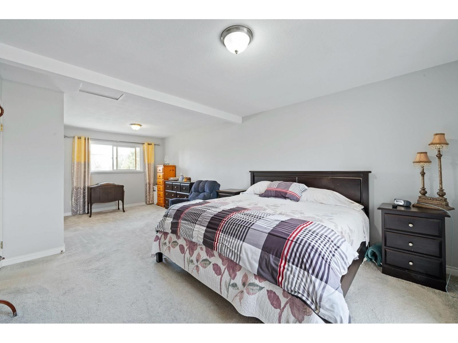 2096 MARTENS STREET Image 17