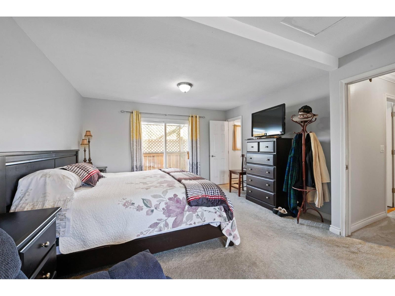 2096 MARTENS STREET Image 18