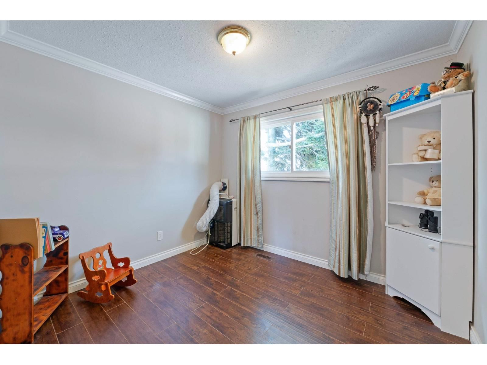 2096 MARTENS STREET Image 20