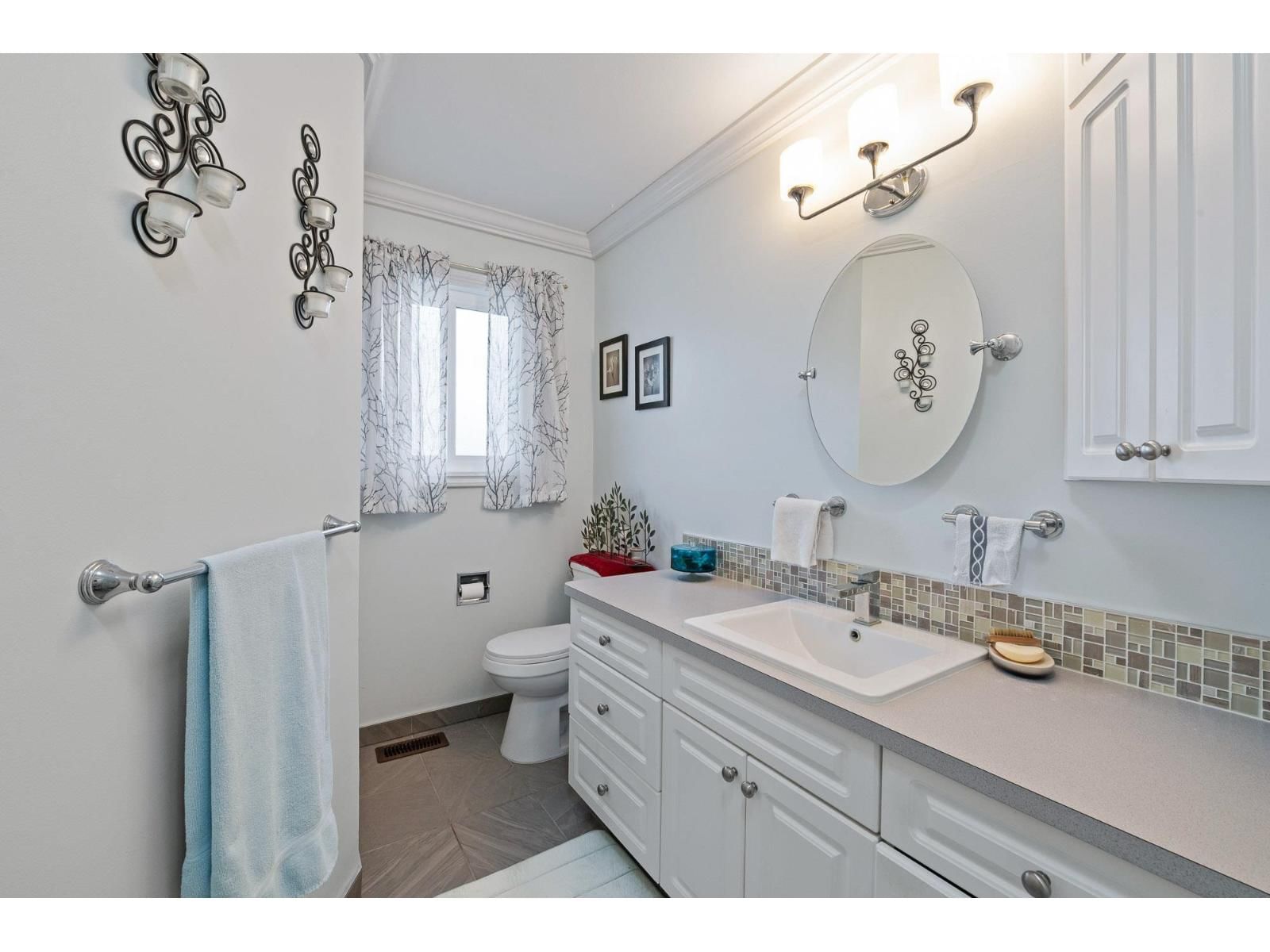 2096 MARTENS STREET Image 21