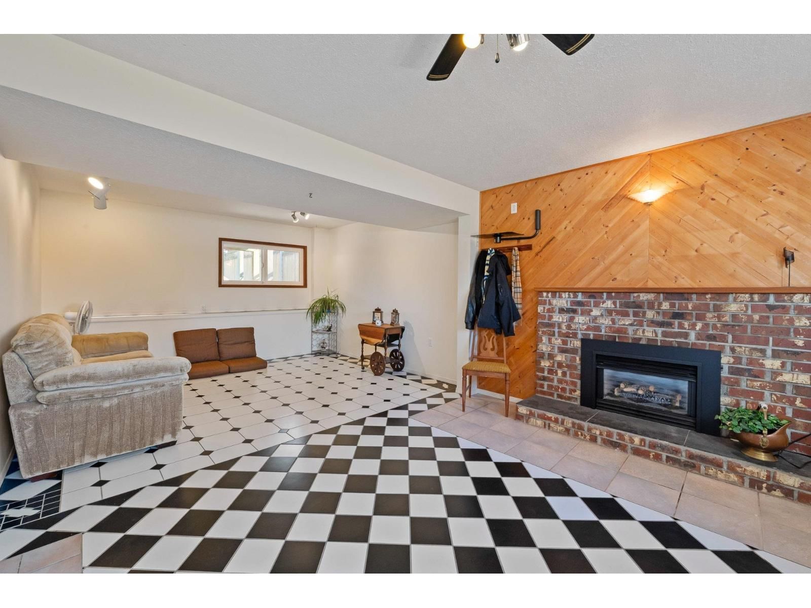 2096 MARTENS STREET Image 26