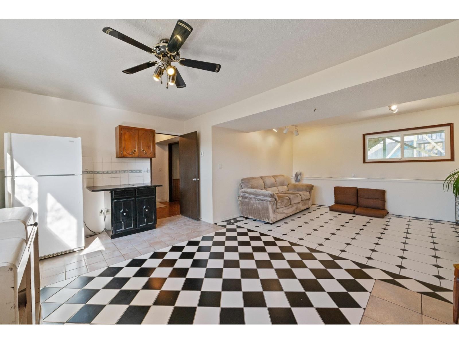 2096 MARTENS STREET Image 27