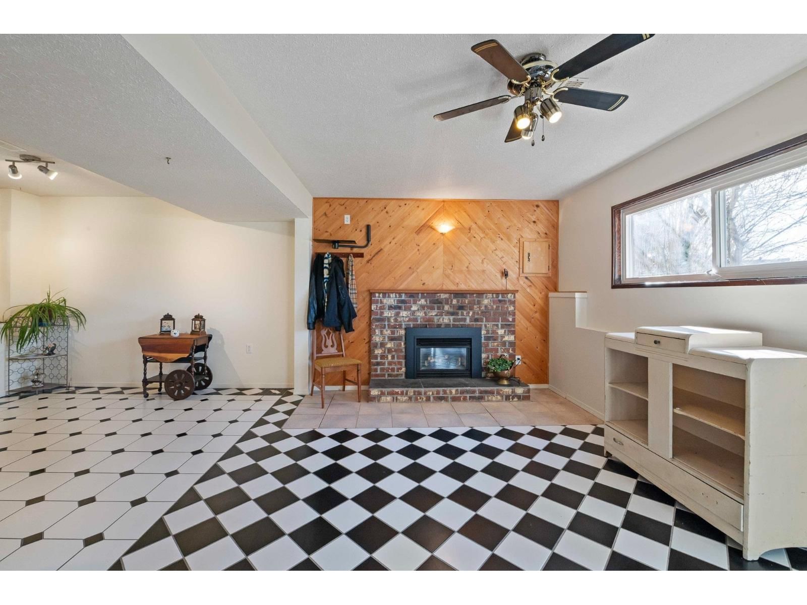 2096 MARTENS STREET Image 28