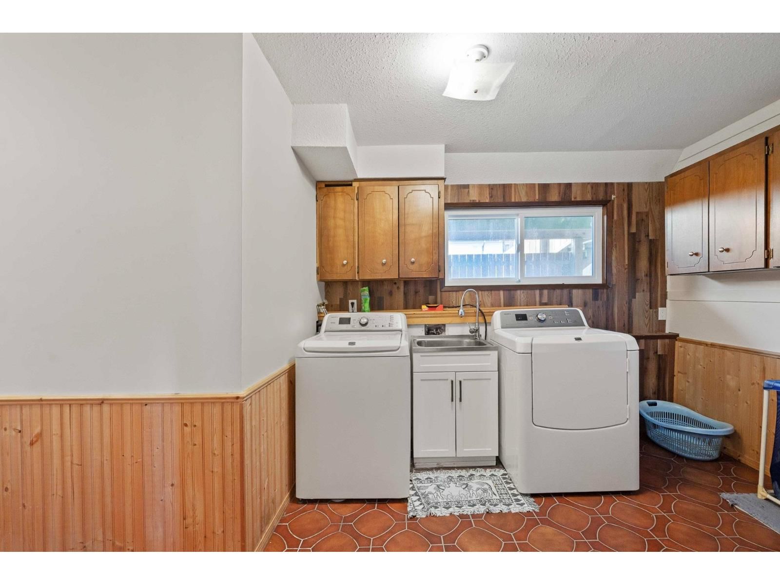 2096 MARTENS STREET Image 29