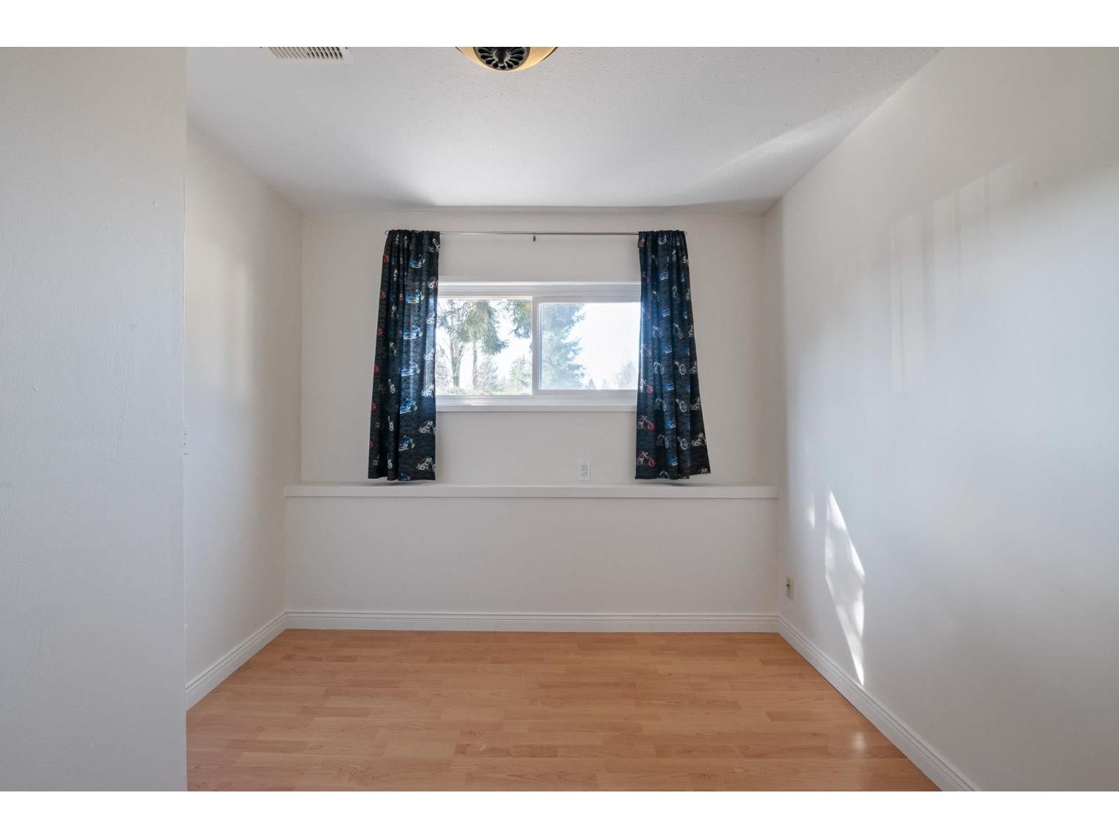 2096 MARTENS STREET Image 31