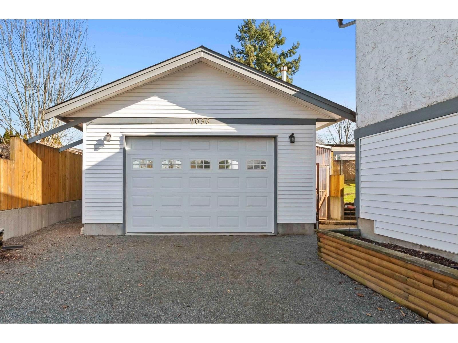 2096 MARTENS STREET Image 32