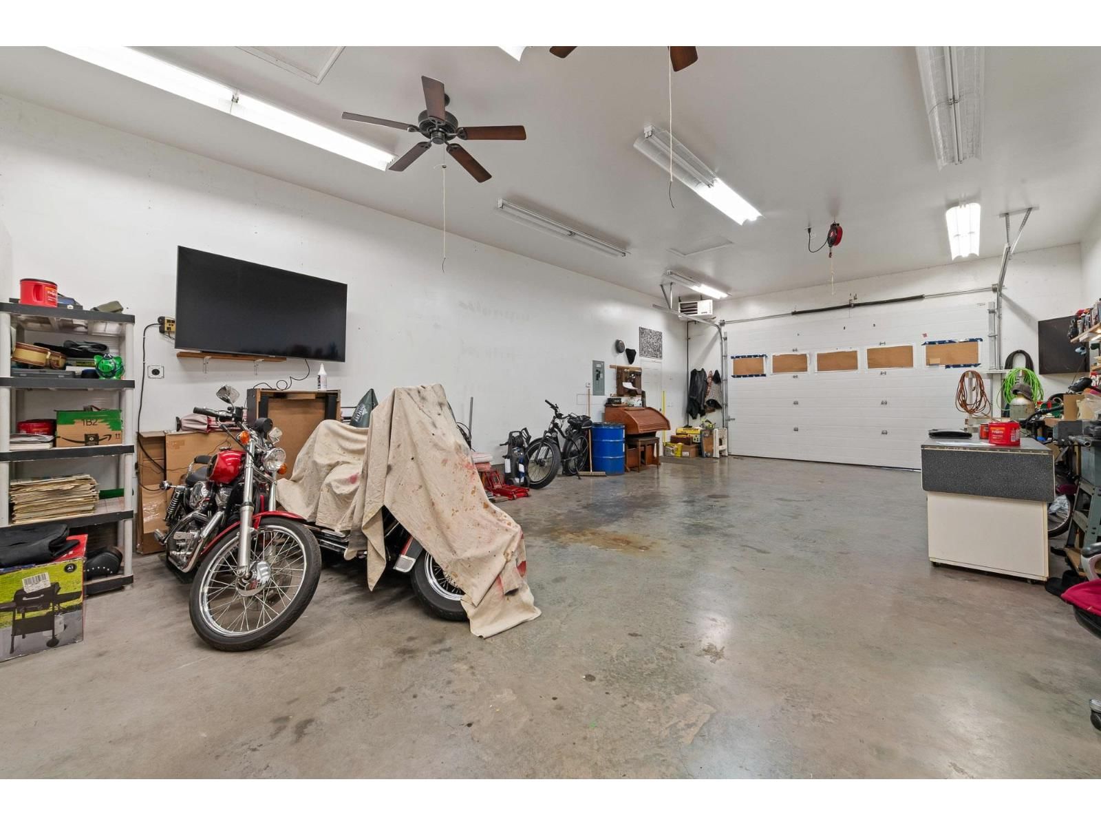 2096 MARTENS STREET Image 33