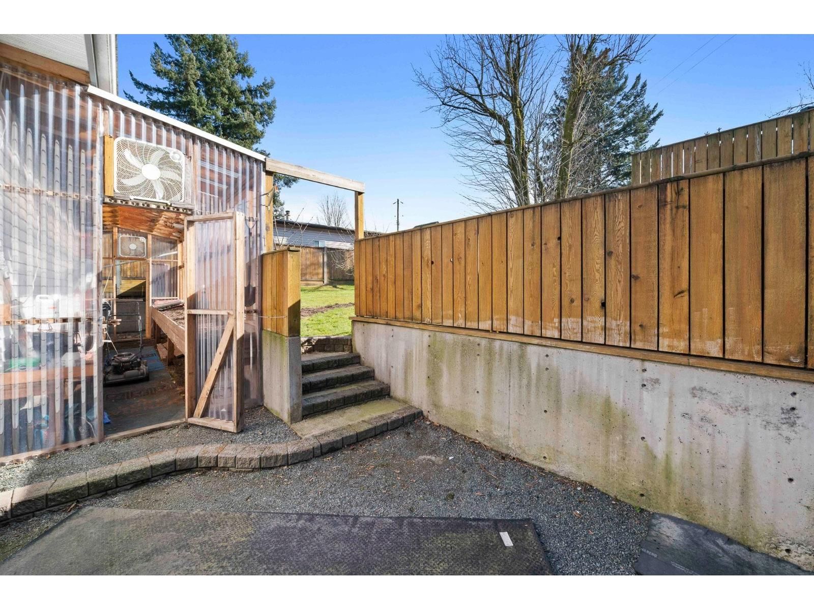 2096 MARTENS STREET Image 34