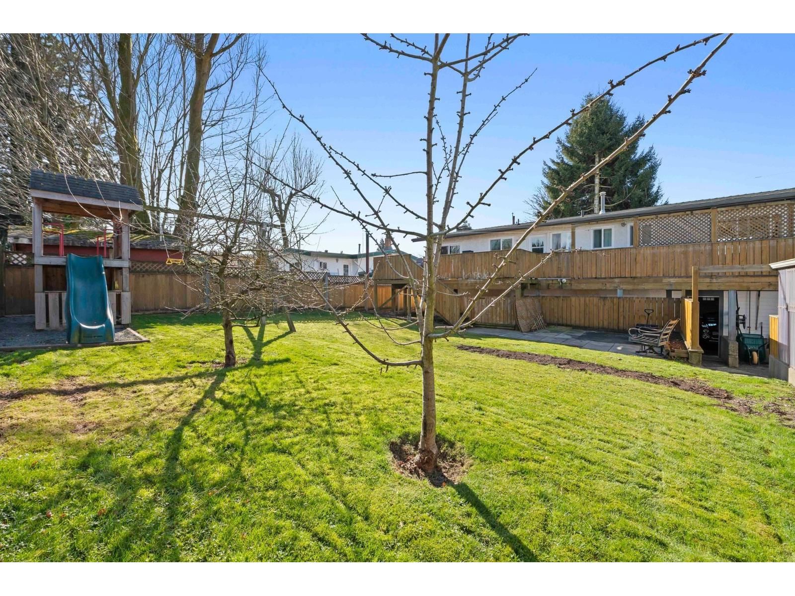 2096 MARTENS STREET Image 37