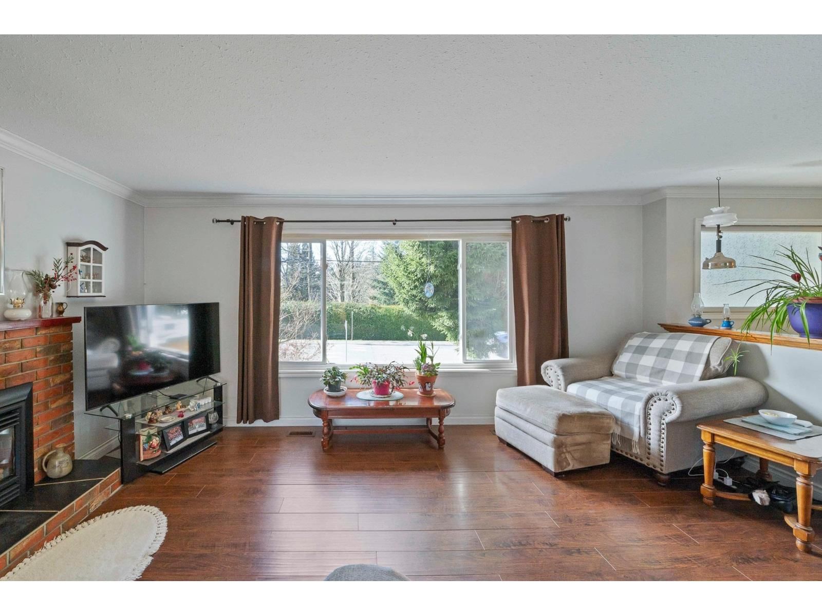 2096 MARTENS STREET Image 5