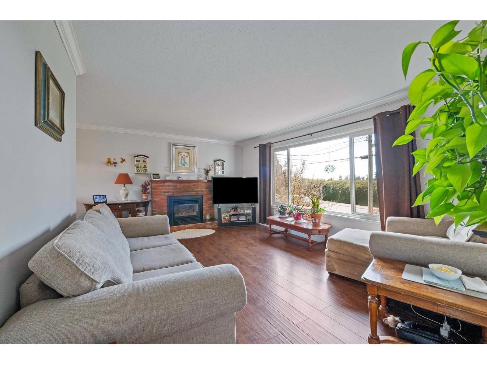 2096 MARTENS STREET Image 7