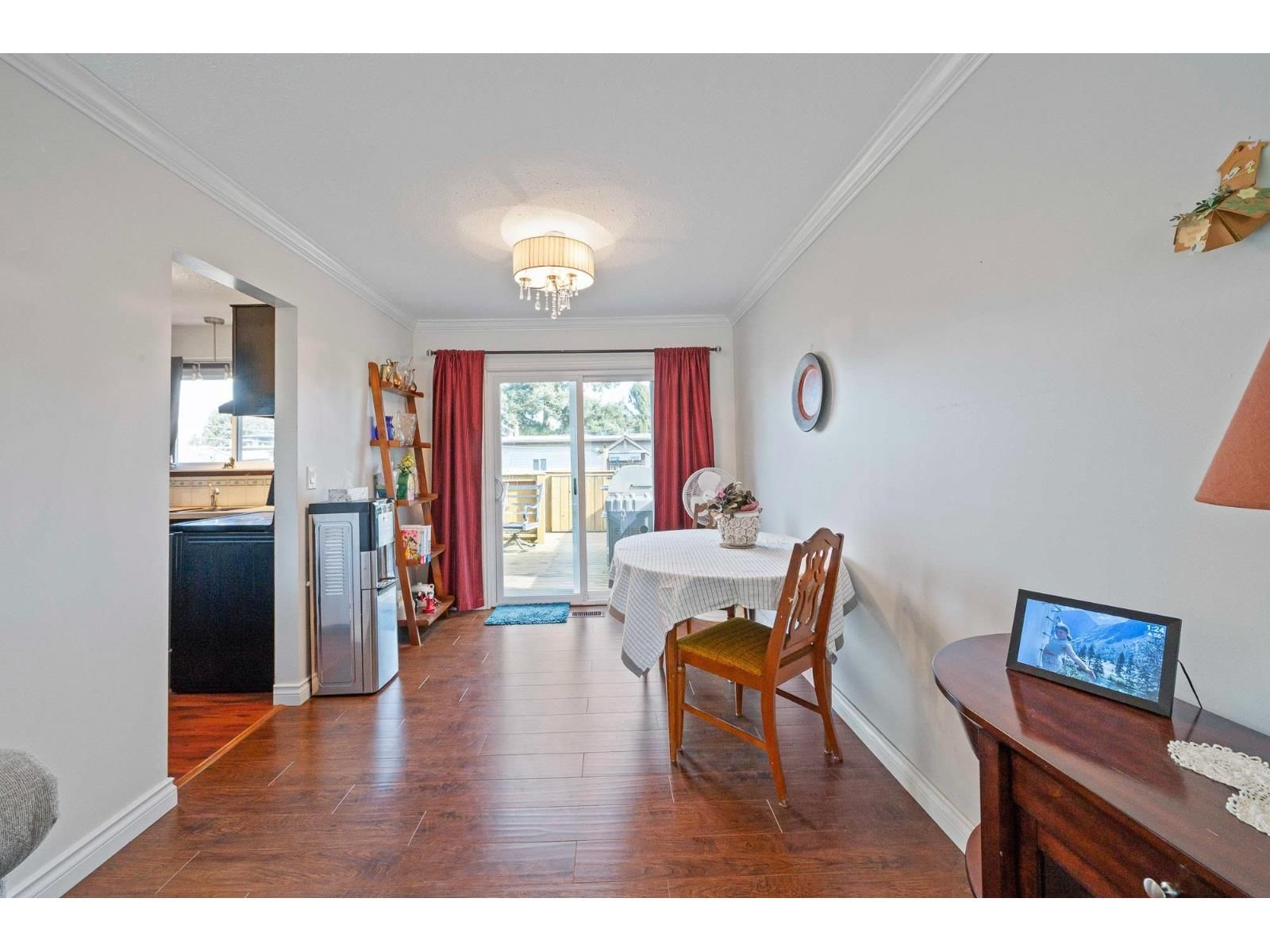 2096 MARTENS STREET Image 8