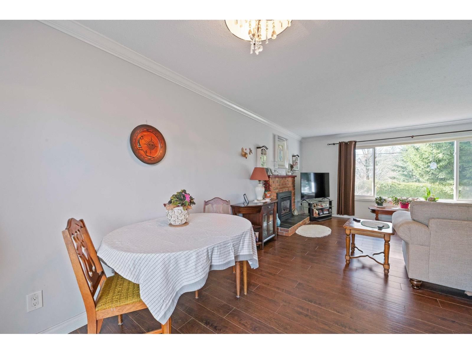 2096 MARTENS STREET Image 9