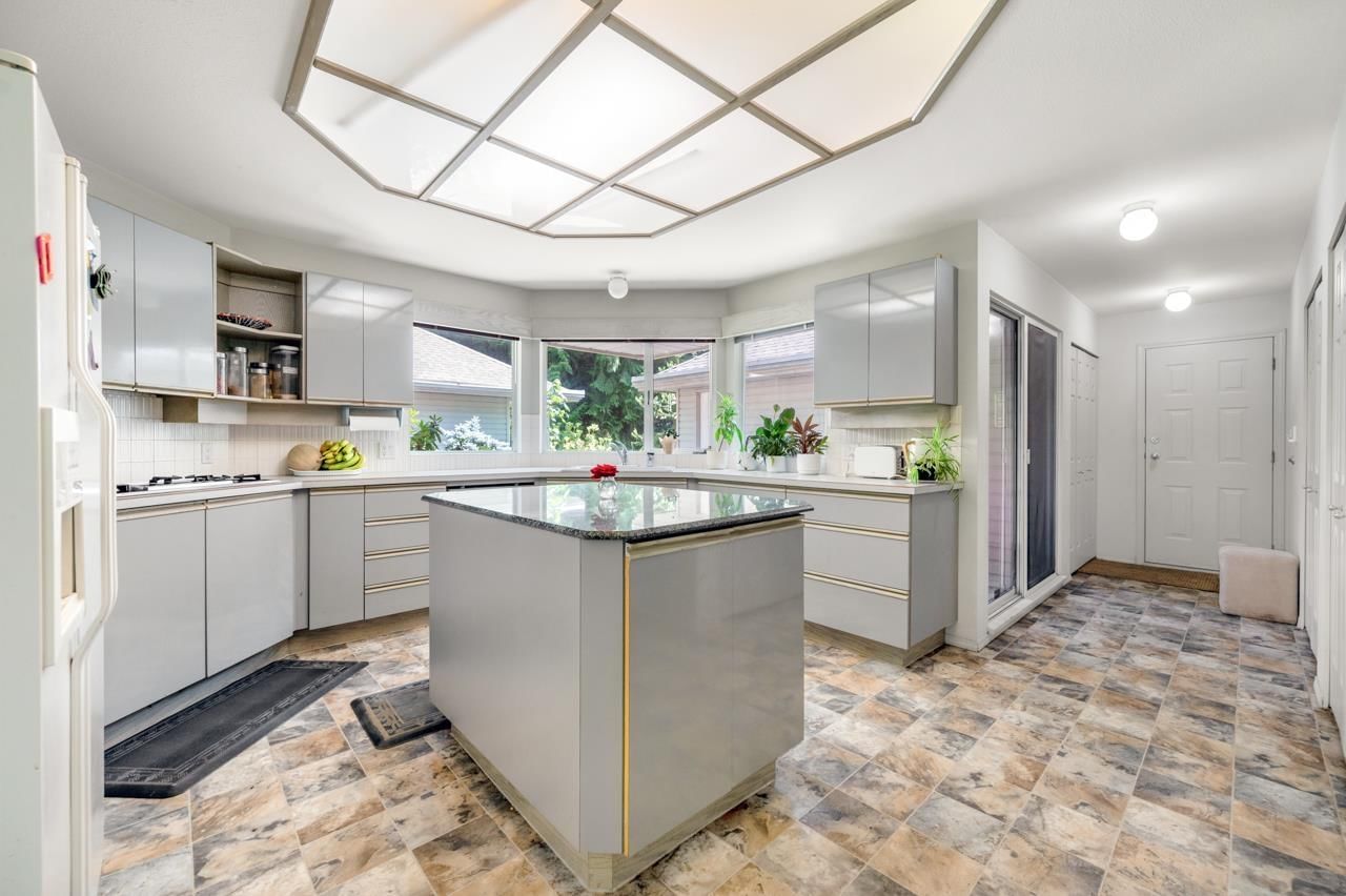 13553 25 AVENUE Image 12