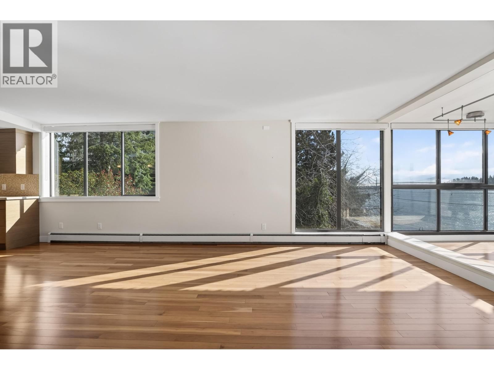 203 - 2090 ARGYLE AVENUE Image 6