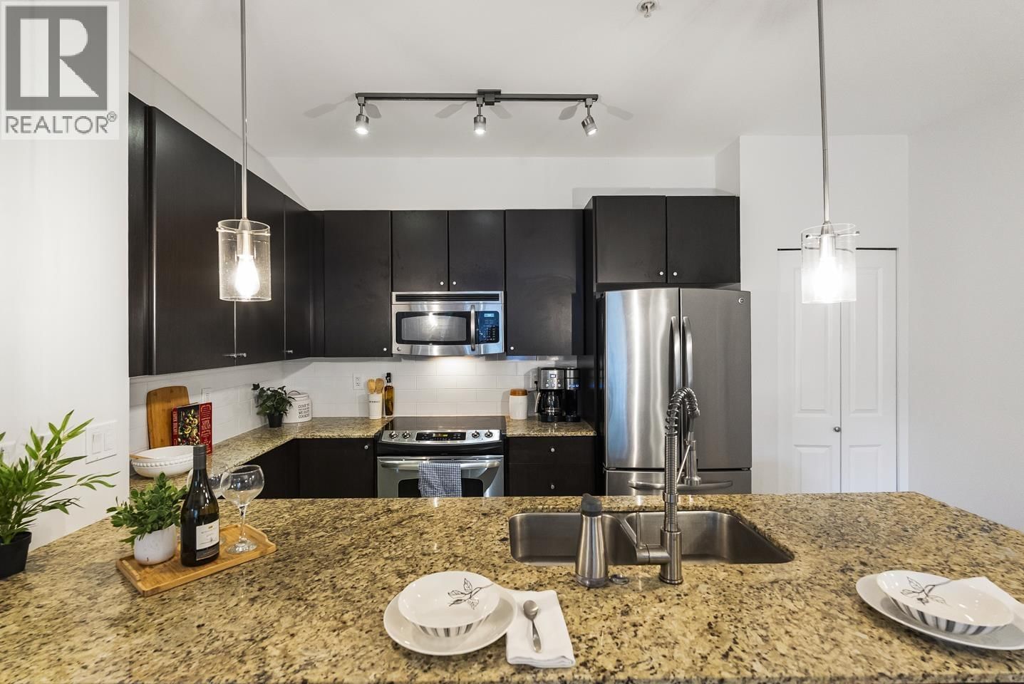 312 - 245 ROSS DRIVE Image 9