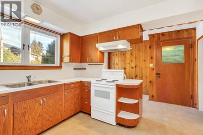 4386 ERWIN Drive | West Vancouver British Columbia | Slide Image Thirteen