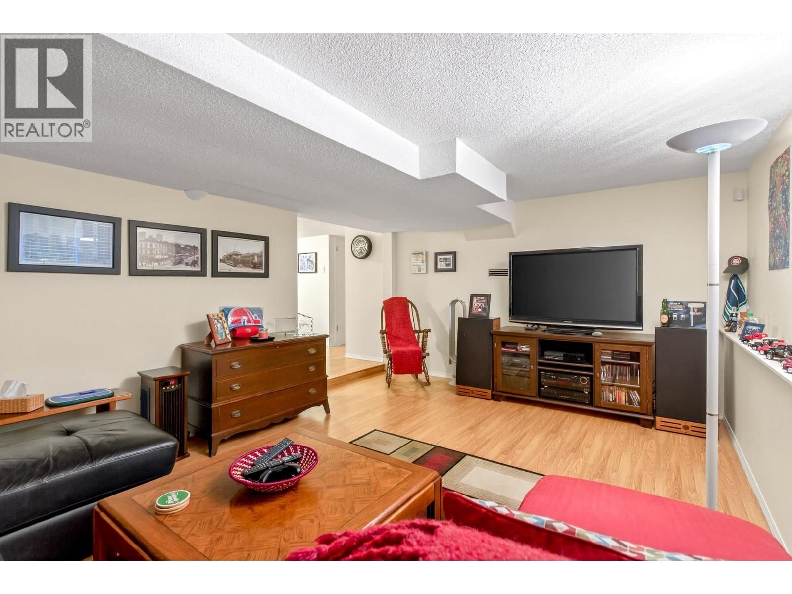 3494 OXFORD STREET Image 32