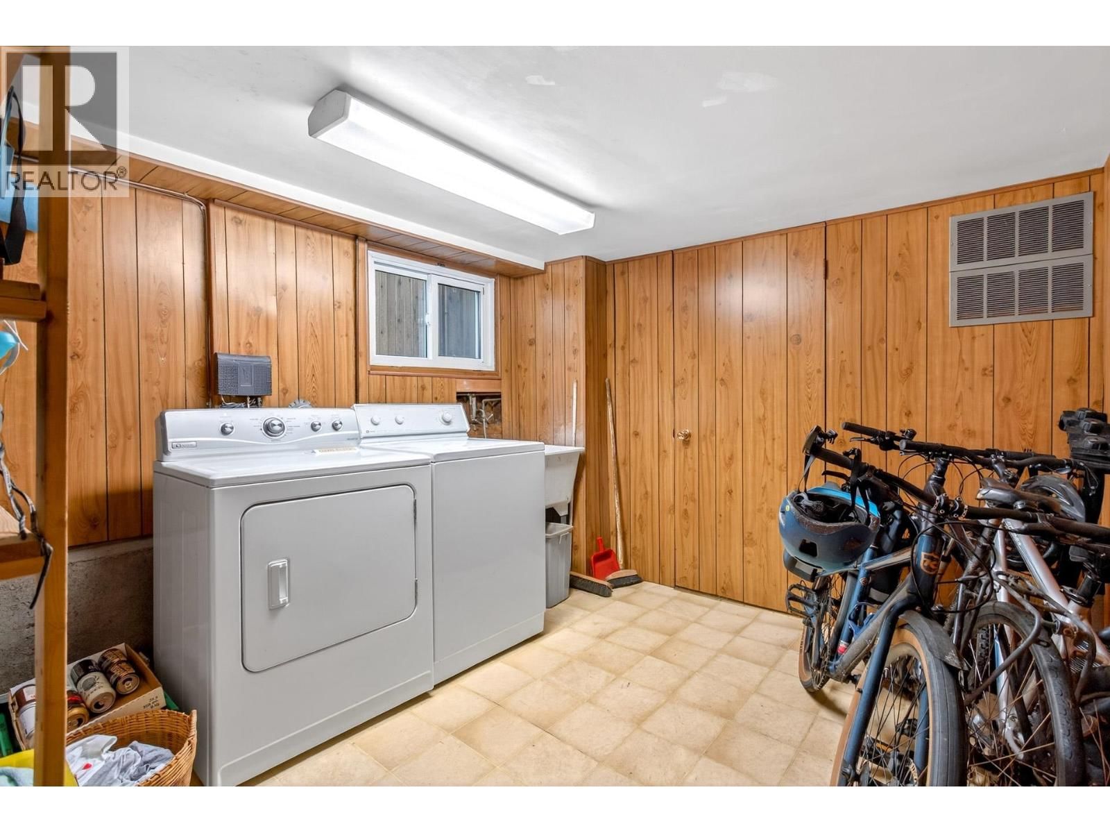 3494 OXFORD STREET Image 36