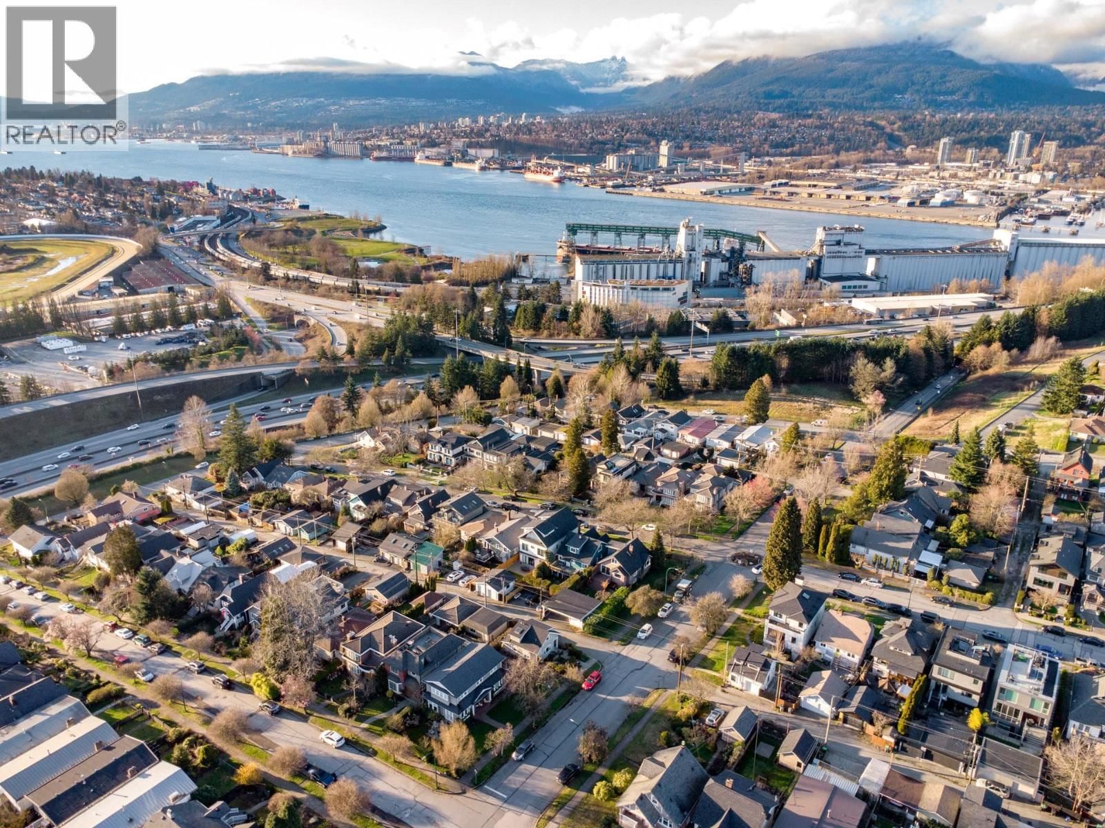 3494 OXFORD STREET Image 40