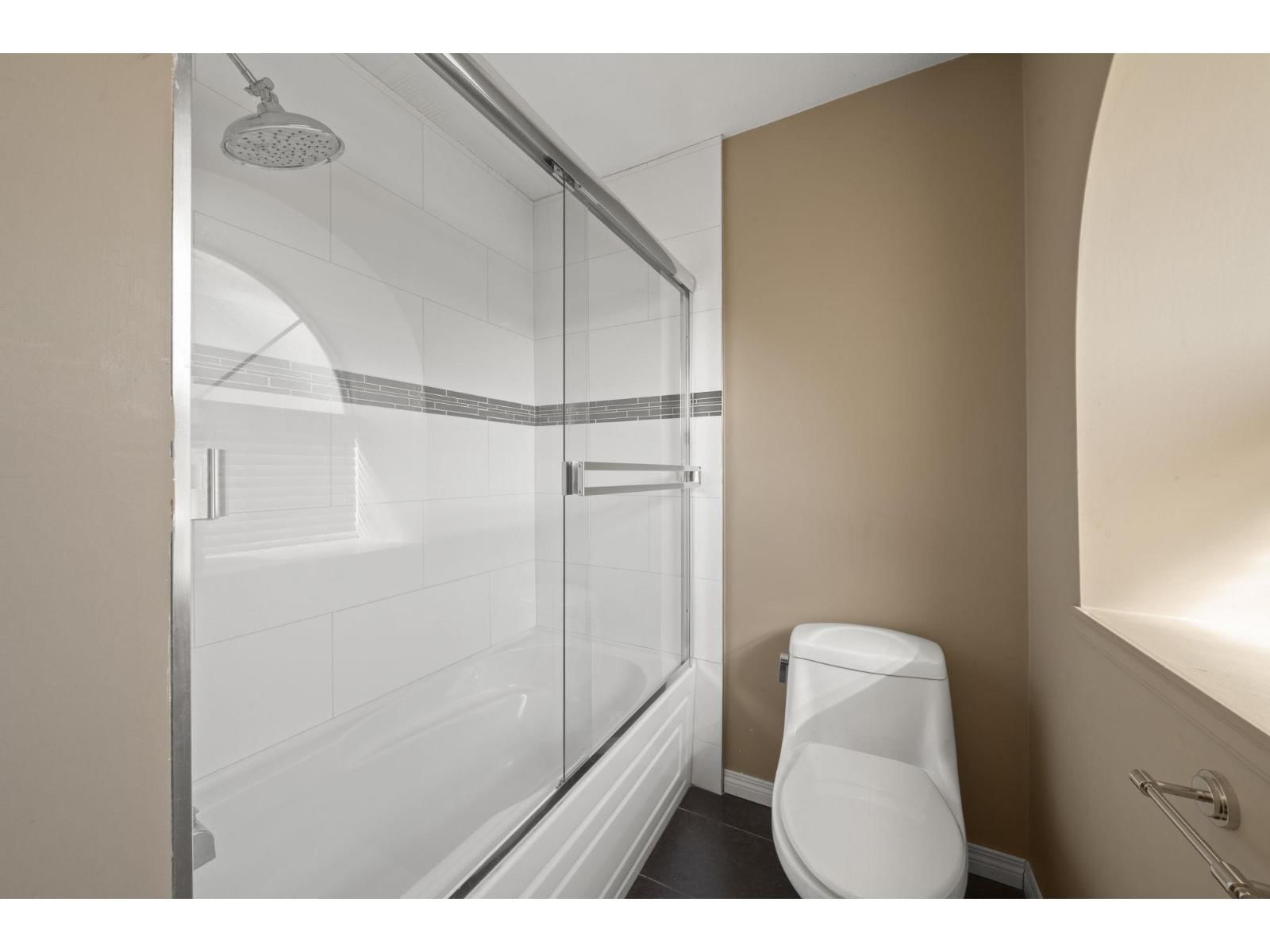 8891 157 STREET Image 23