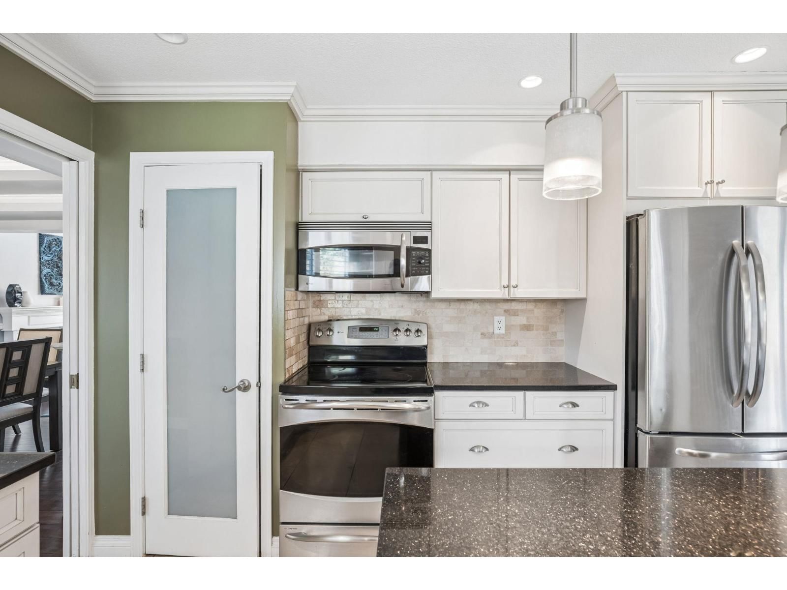 8536 142A STREET Image 11