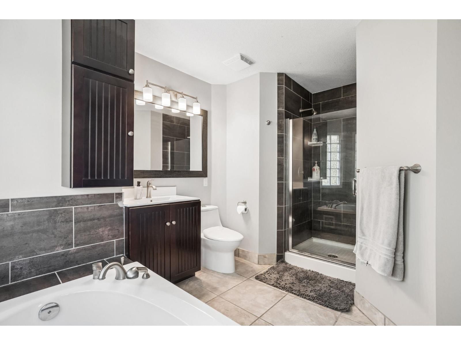 8536 142A STREET Image 20