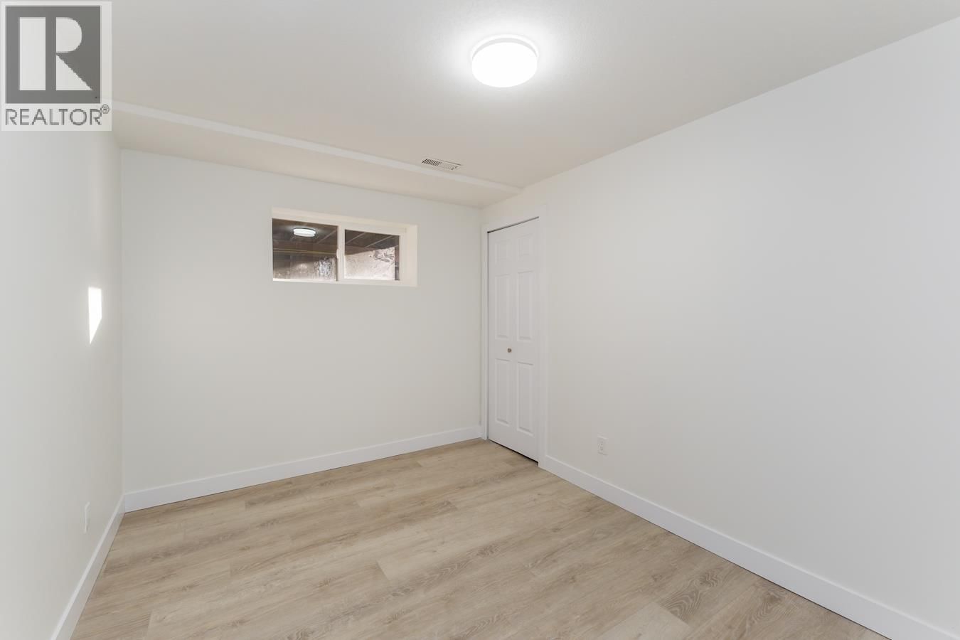 7790 QUEENS CRESCENT Image 24