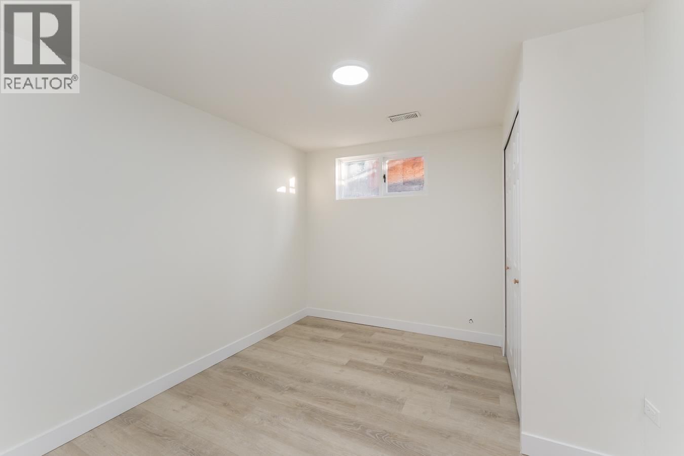 7790 QUEENS CRESCENT Image 25