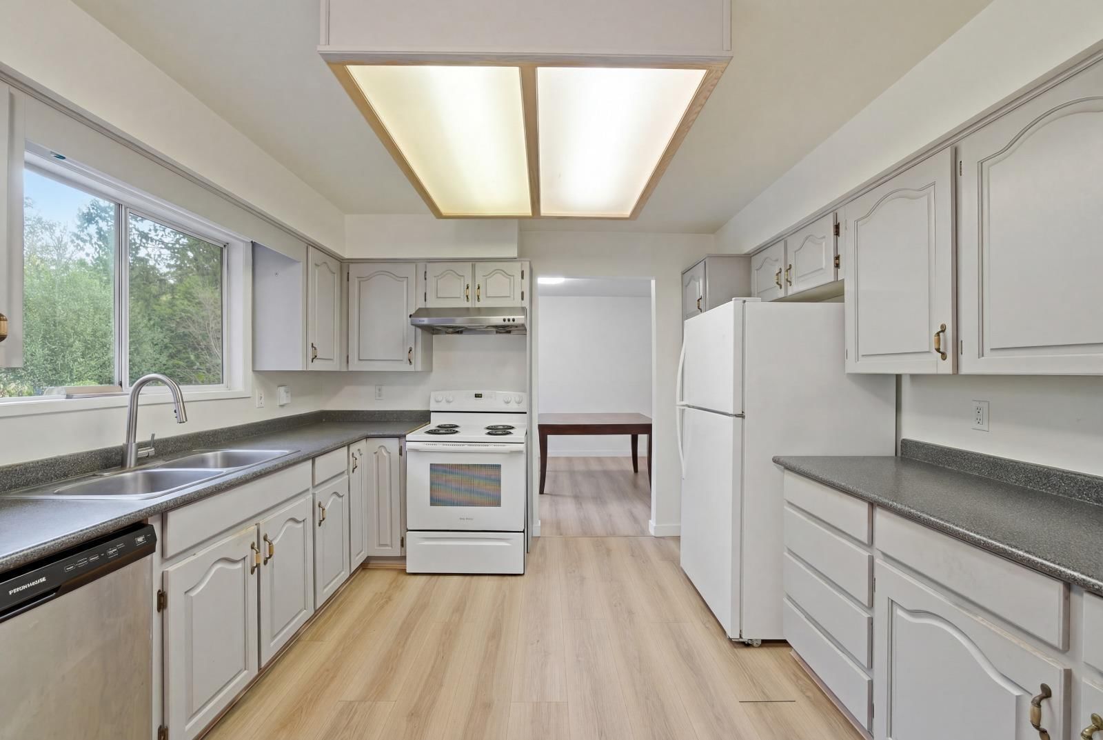 20037 37A AVENUE Image 9