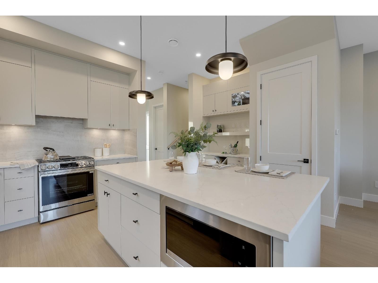 7756 196 STREET Image 8