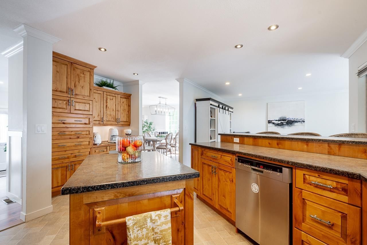 5935 169A STREET Image 14