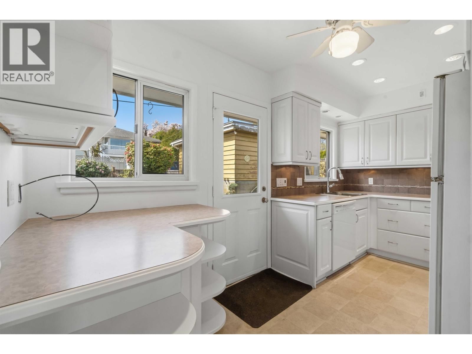 922 SURREY STREET Image 9