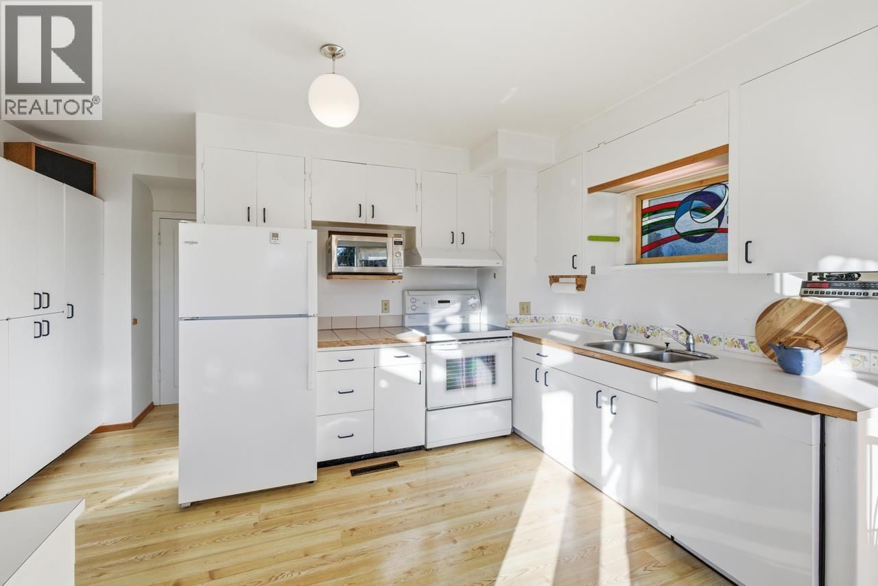 3760 29TH AVENUE Image 9