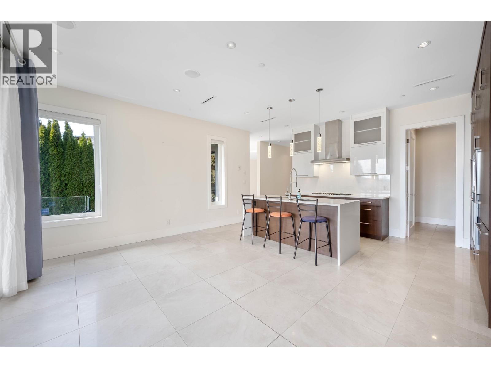 1468 KINGS AVENUE Image 11