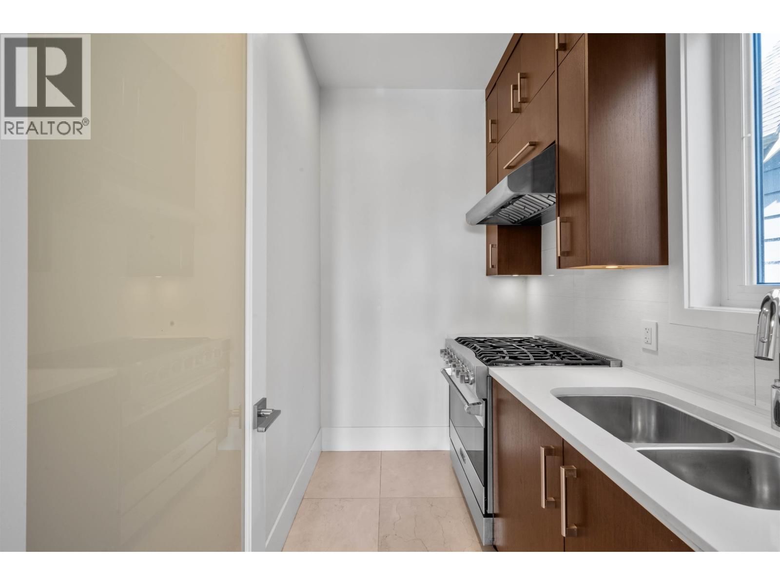 1468 KINGS AVENUE Image 12