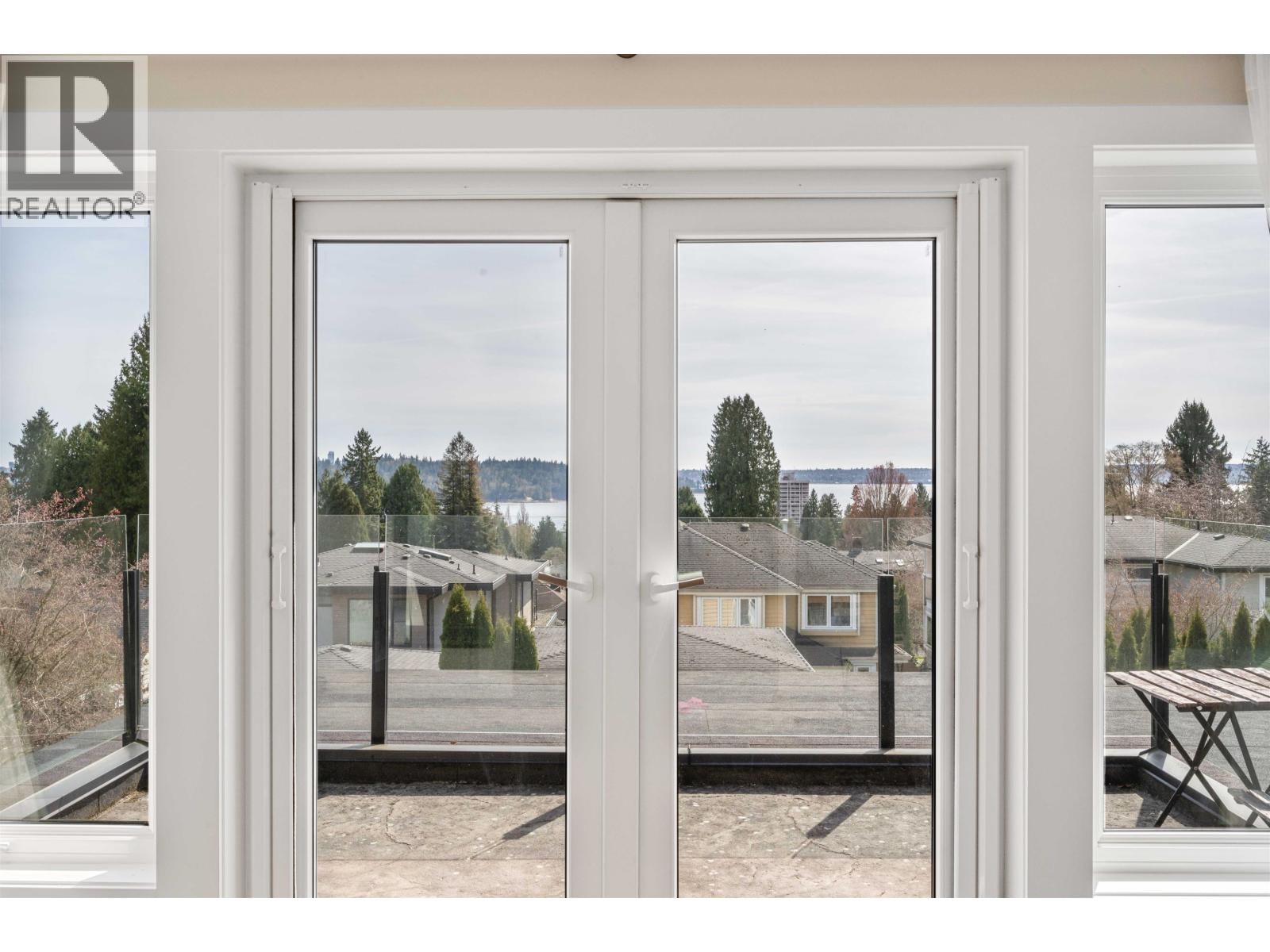 1468 KINGS AVENUE Image 17