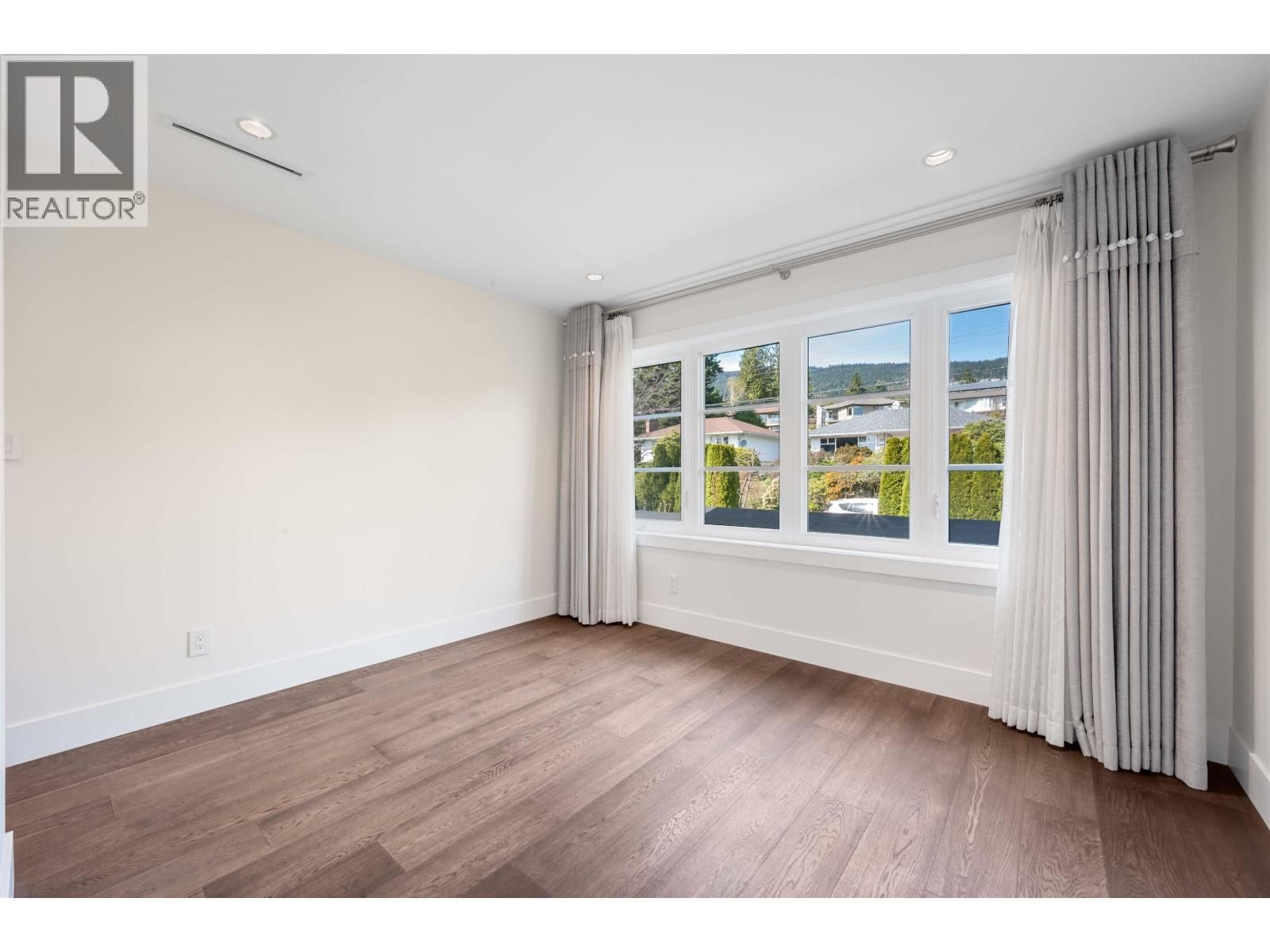 1468 KINGS AVENUE Image 19