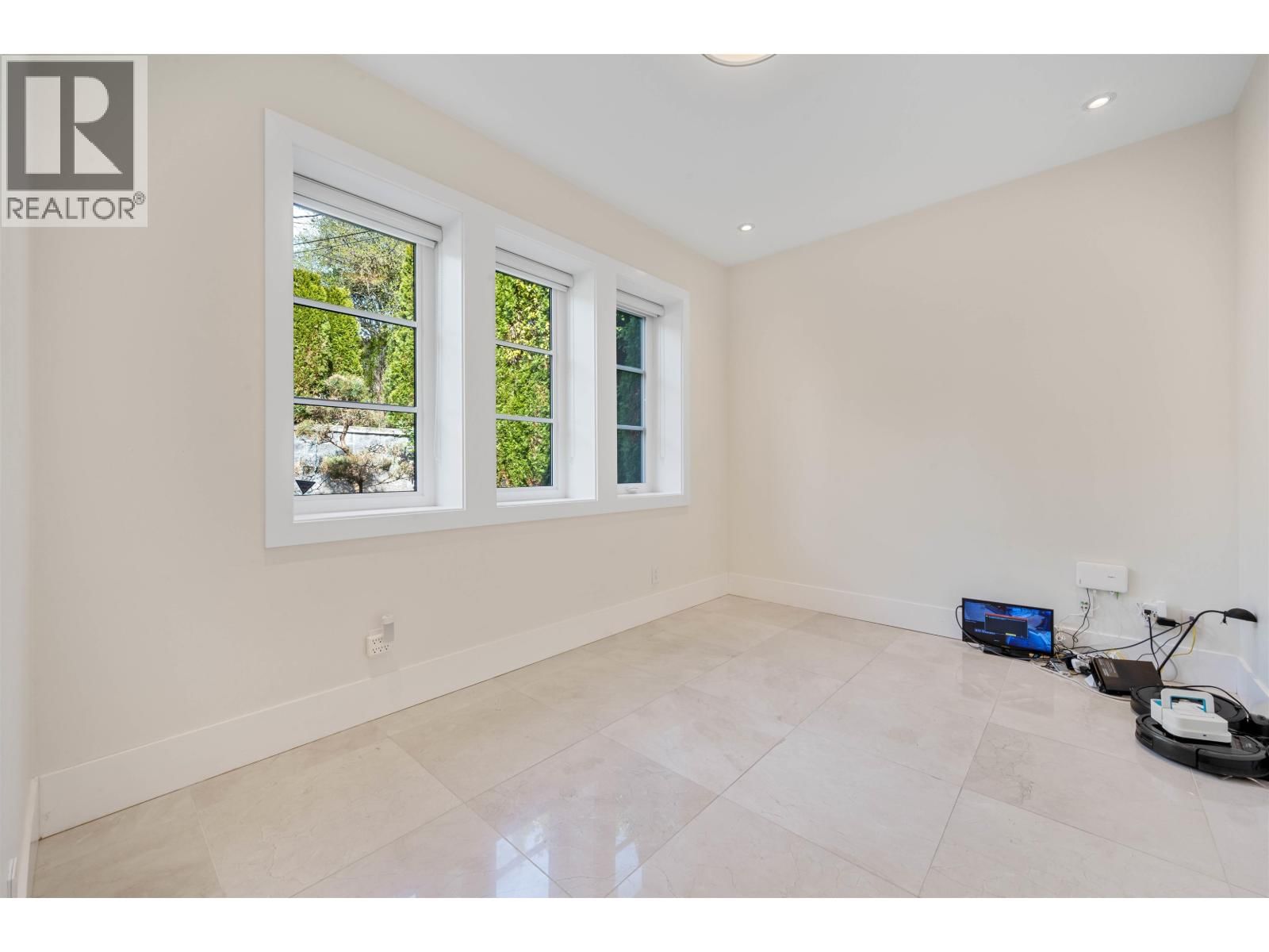 1468 KINGS AVENUE Image 21