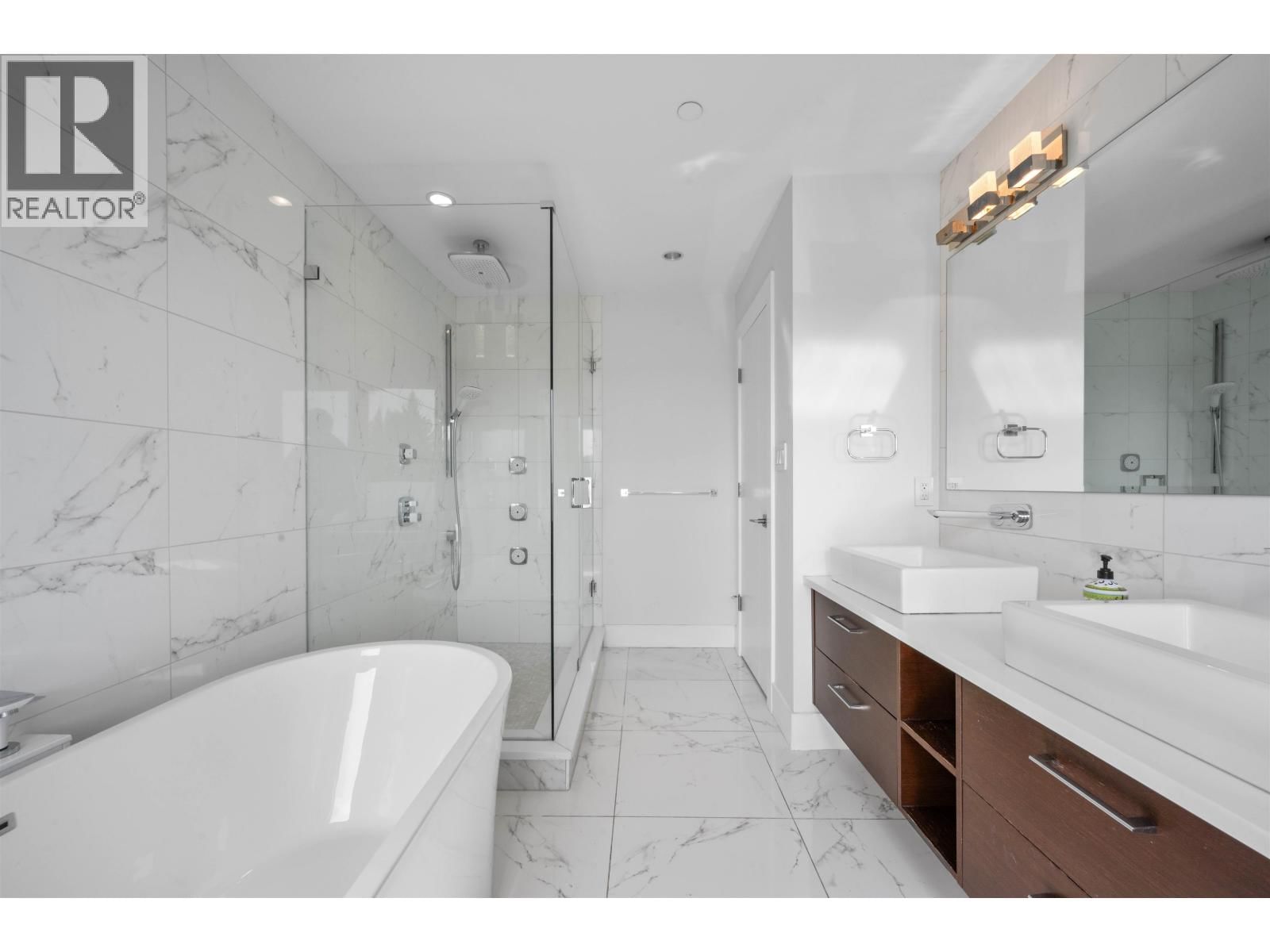 1468 KINGS AVENUE Image 25