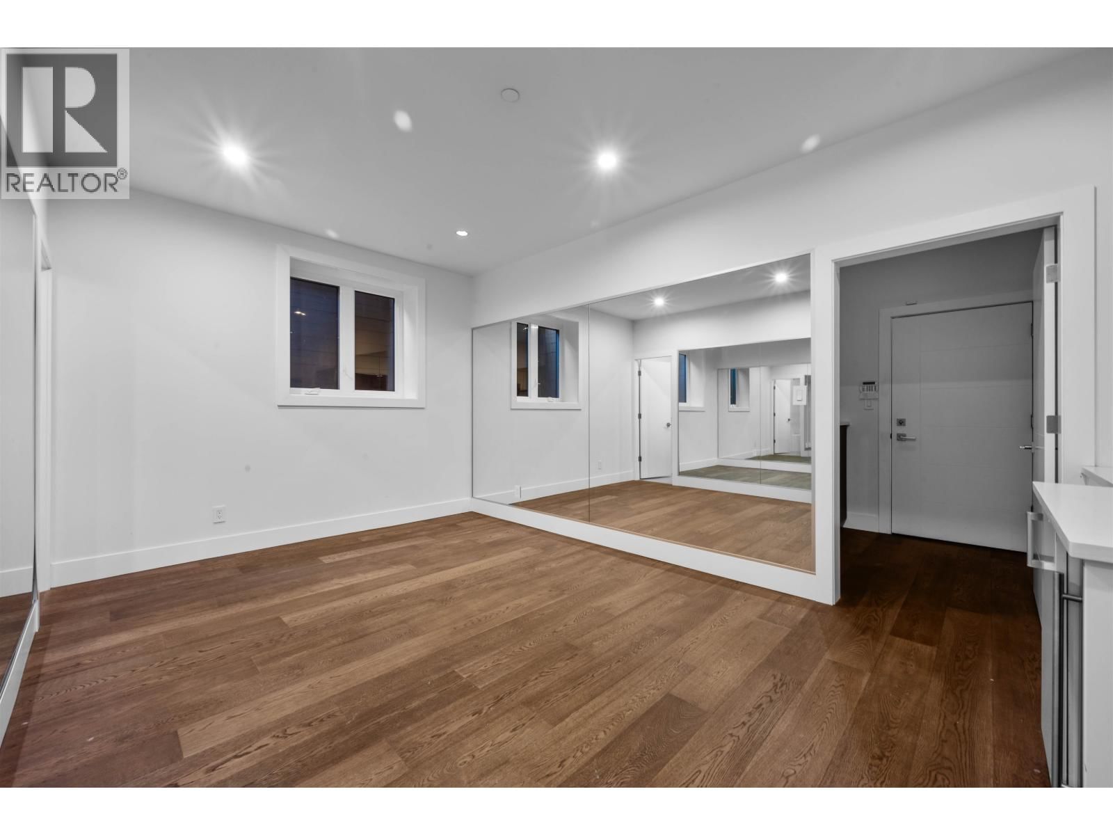 1468 KINGS AVENUE Image 29