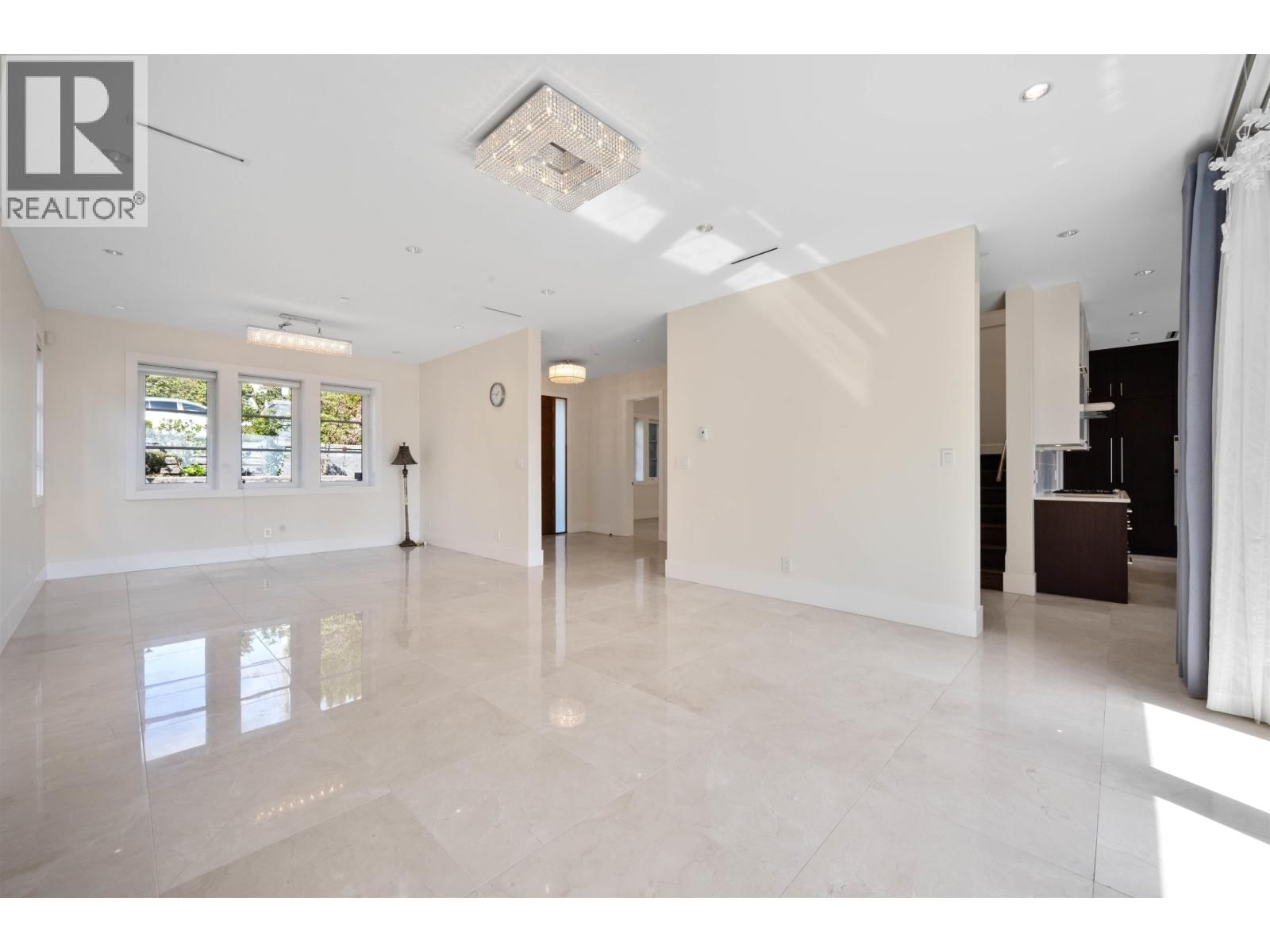 1468 KINGS AVENUE Image 4