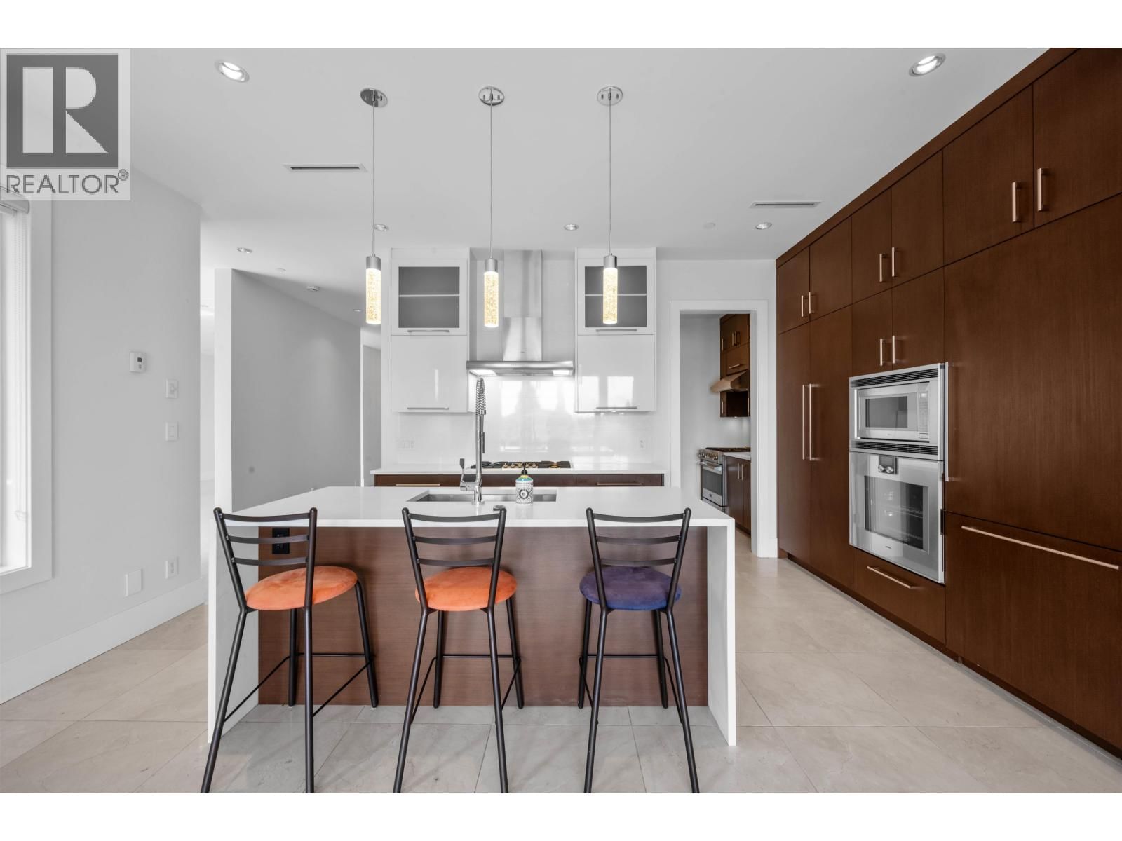 1468 KINGS AVENUE Image 8