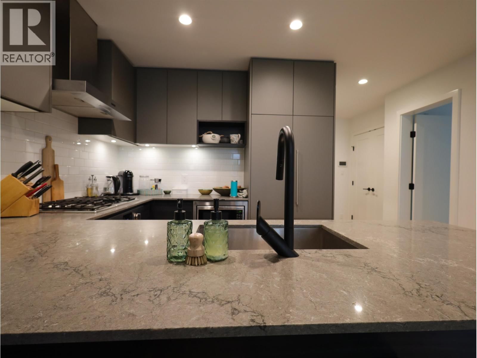 224 - 3131 MURRAY STREET Image 1