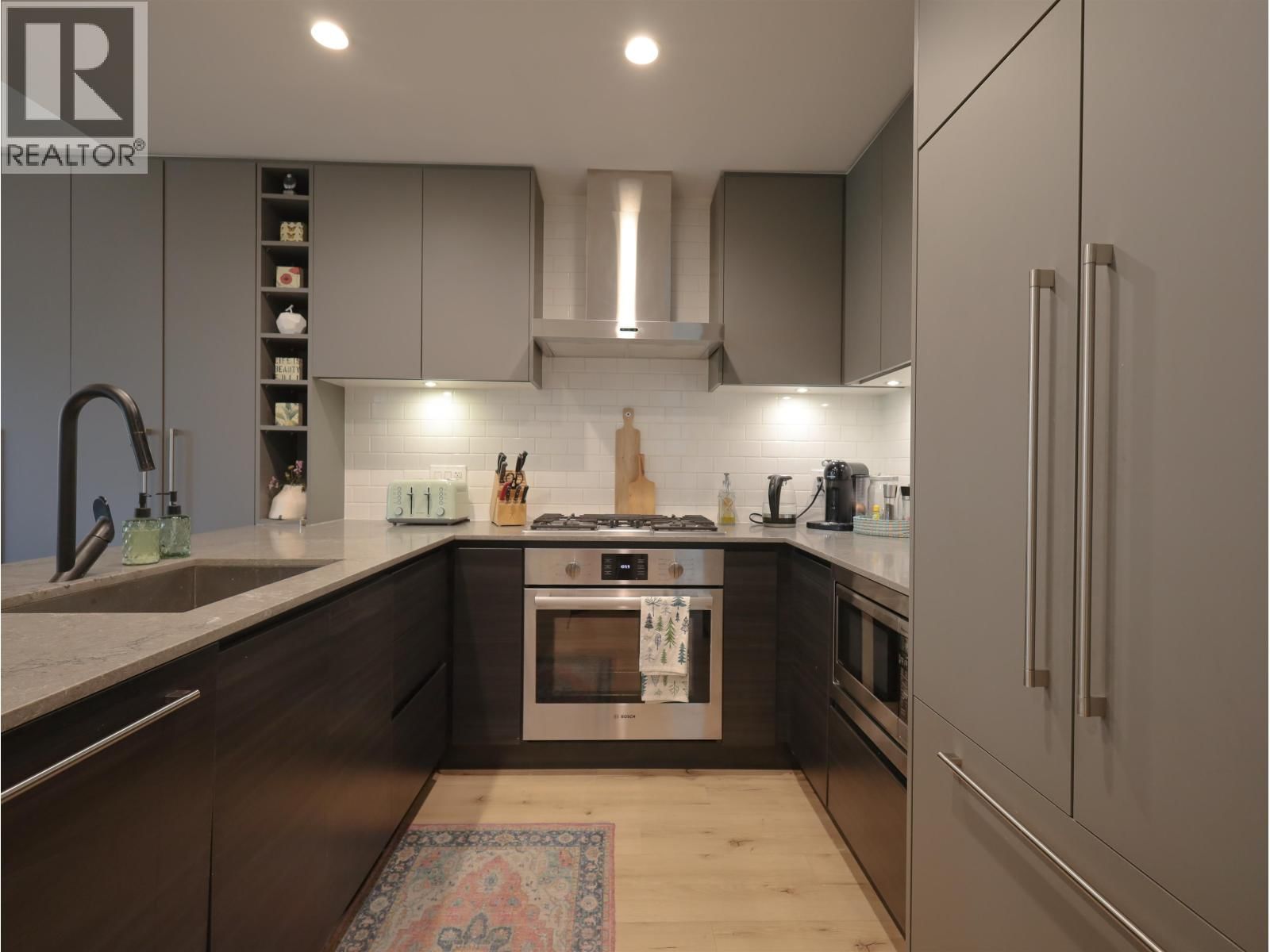 224 - 3131 MURRAY STREET Image 2