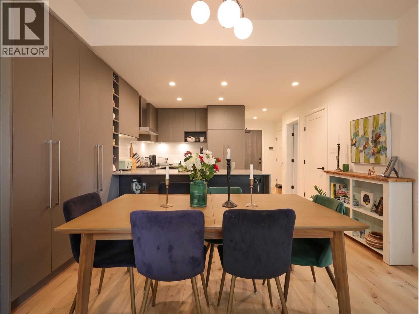 224 - 3131 MURRAY STREET Image 3