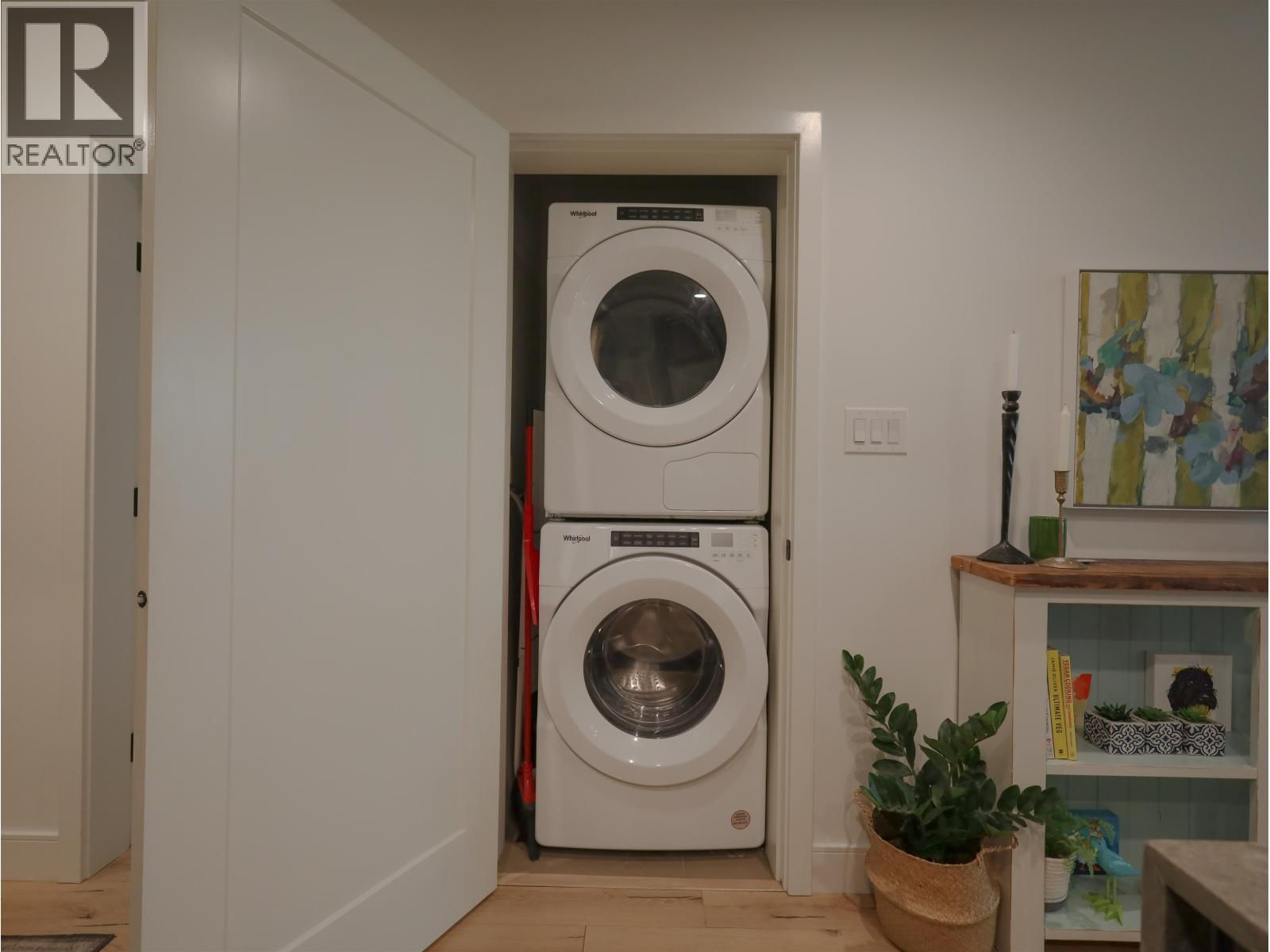 224 - 3131 MURRAY STREET Image 8