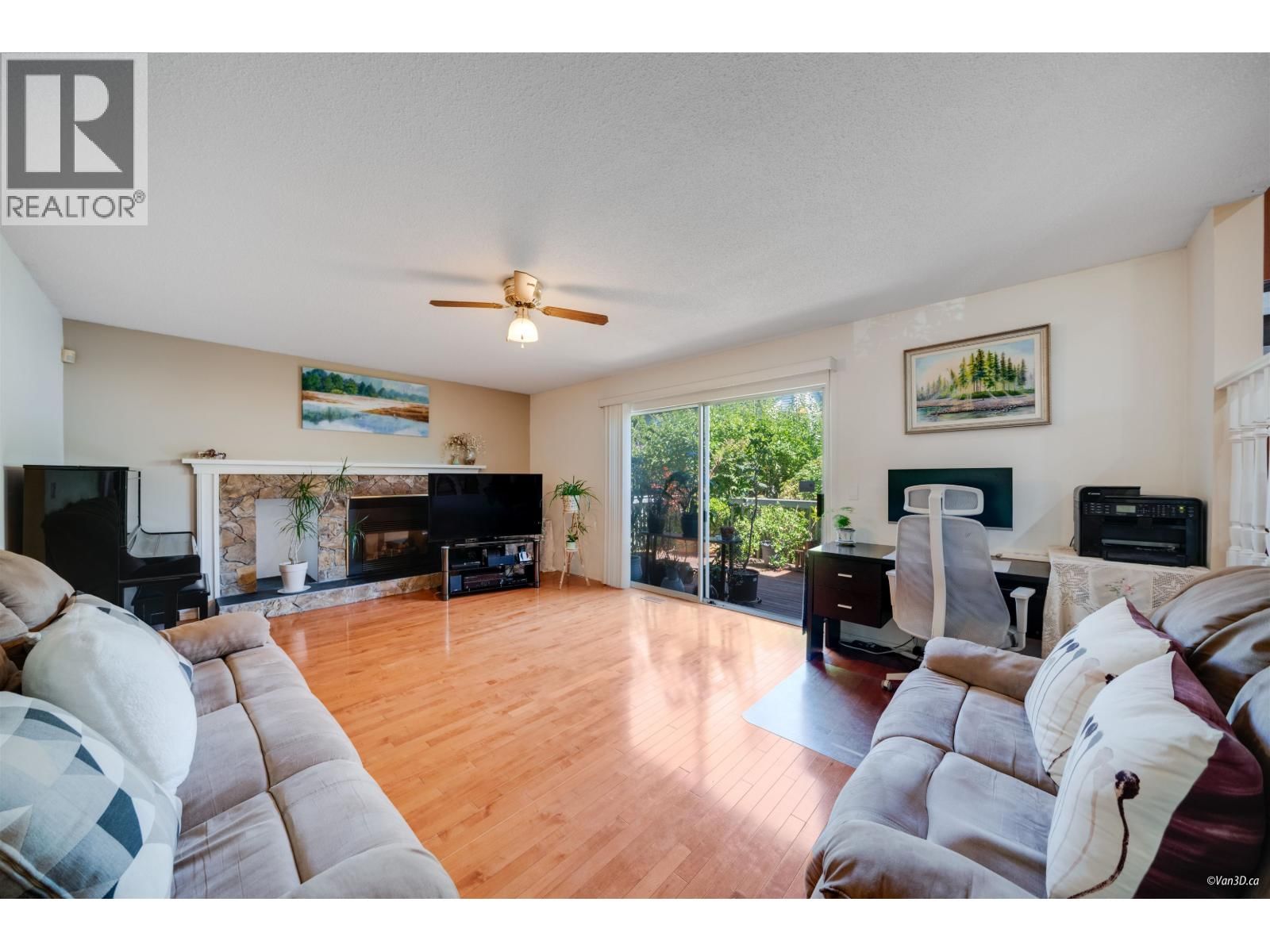 1295 DAIMLER STREET Image 14