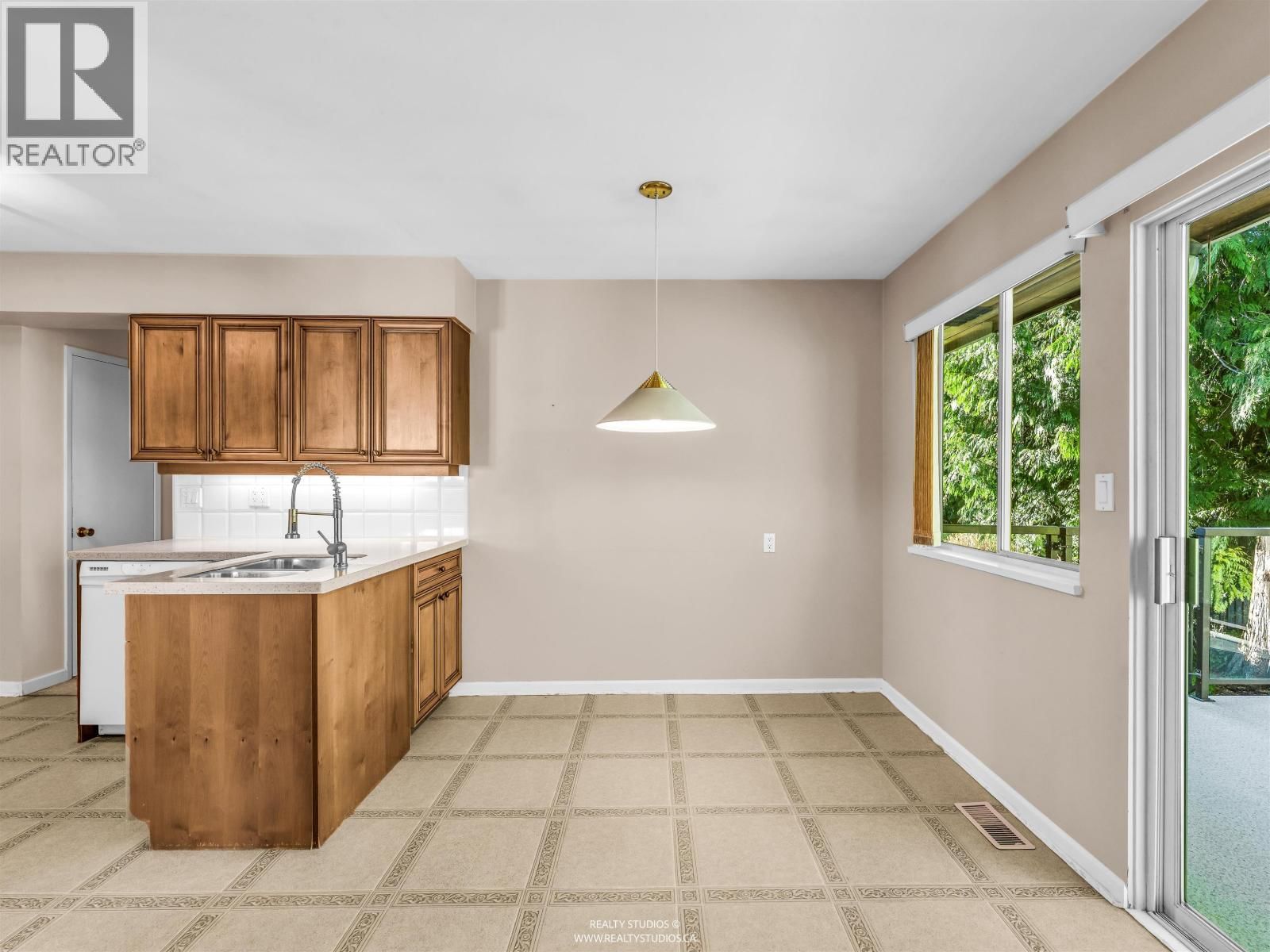 1110 LODGE ROAD Image 12