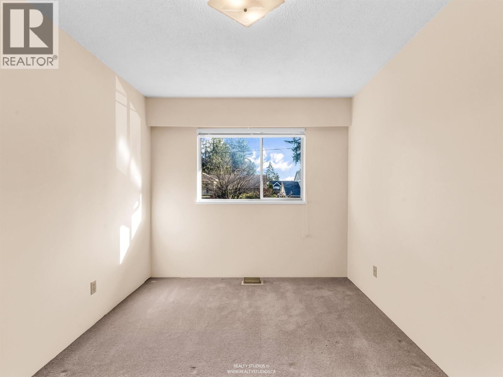 1110 LODGE ROAD Image 24